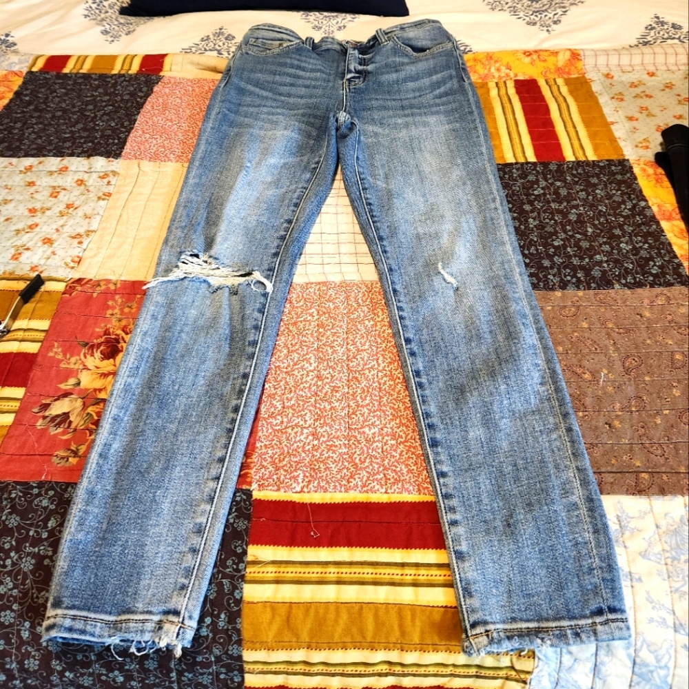 Flying Monkey distresses skinny jean size 28